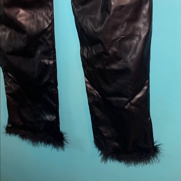 Elegant Black Leather pants with trim fur in the leg - Picture 9 of 14